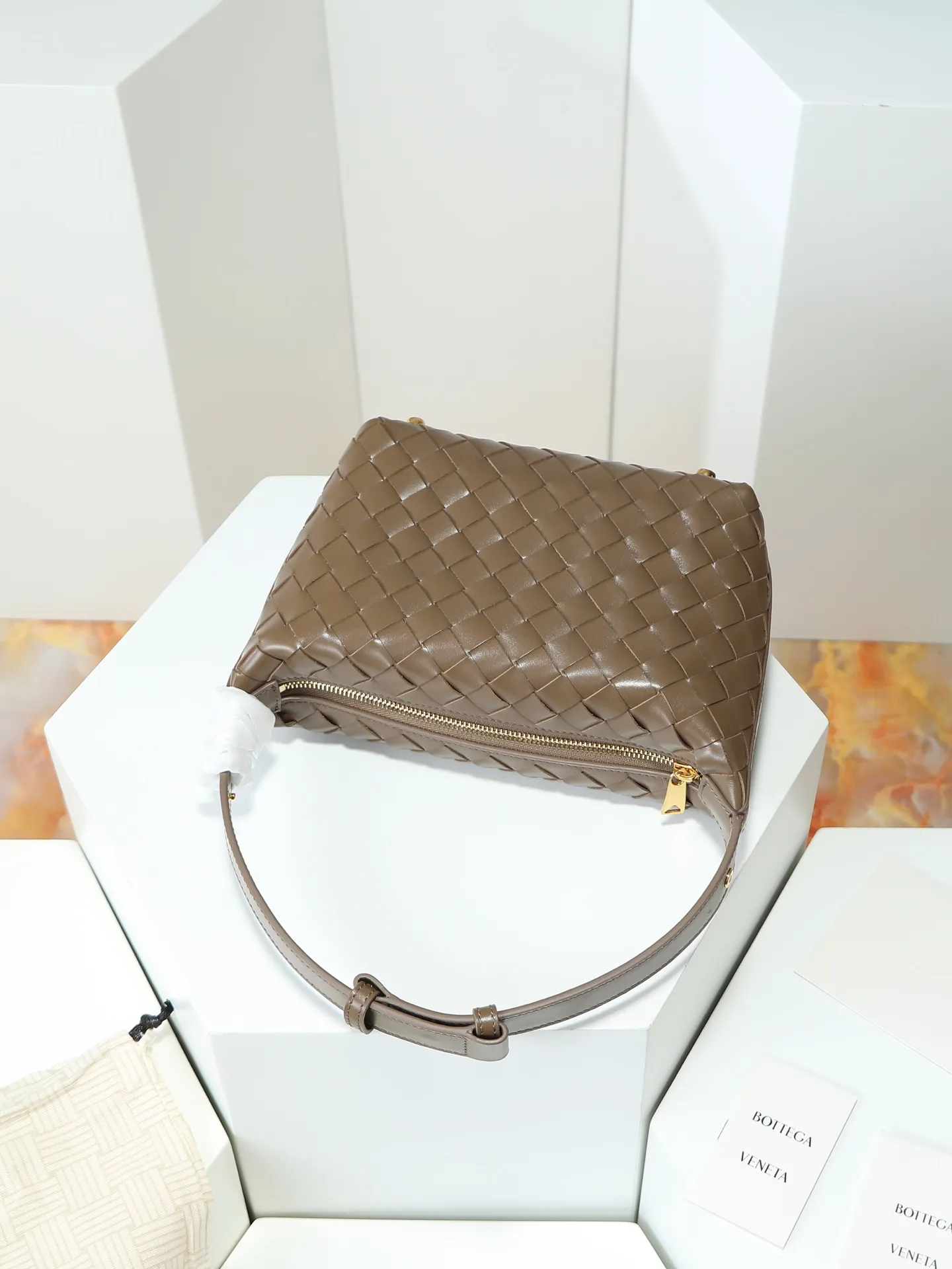 Batch 1620. A lunch bag that is predicted to be popular again this year. The entire bag is made of top-grade naa lambskin. It is very soft and lightweight. It also uses the intrecciato weaving process that the two founders spent several months developing from the beginning of the brand. It is completely hand-woven by Italian craftsmen. It perfectly reflects the craftsmanship of Bottega. The entire bag shape is also a very practical and popular lunch box bag shape. The slightly curved arc of the bag mouth can also better fit our wrists. Style number: 754443 Size: 22*13*9
